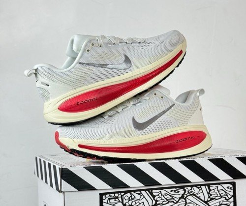 NK ZOOM VOMERO 18 PLATINUM SIREN RED [WHITE / RED /BLACK] 0609025