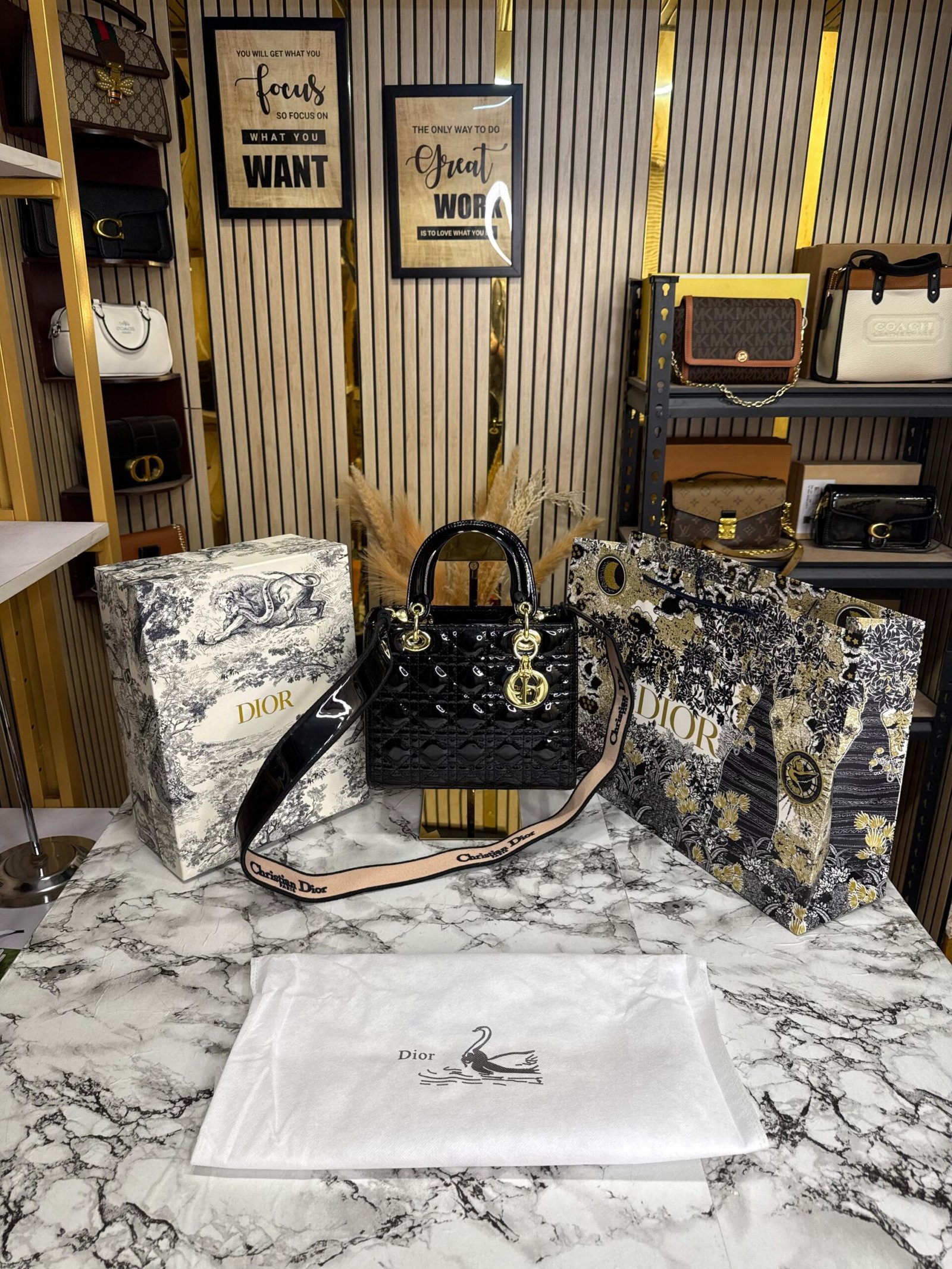 CHRISTIAN DIOR LADY PREMIUM BAG WITH OG BOX AND CARRY BAG ????βοΈ